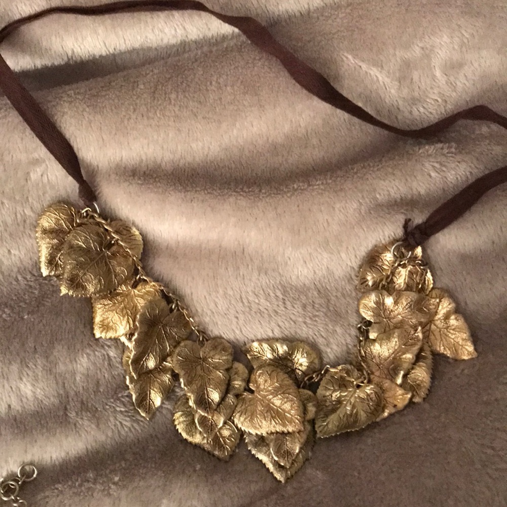 Beautiful gold leaf choker